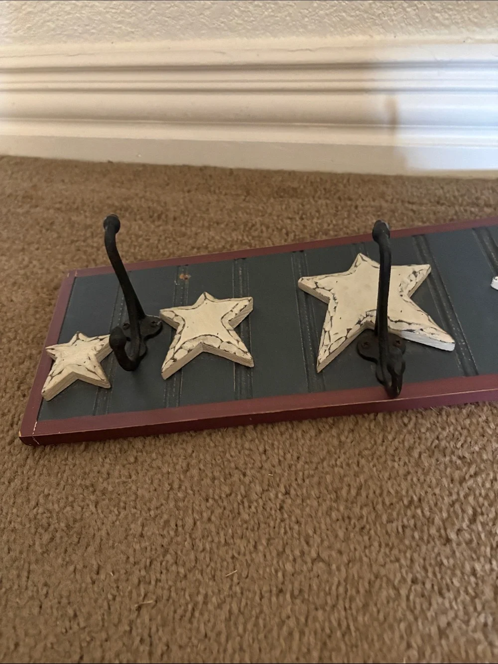 Farmhouse Star Wall Hook Rack in Beige and Black -